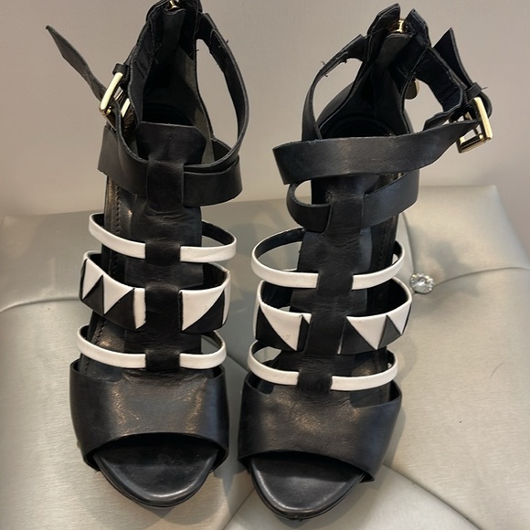 Guess 5’ Black-and-white high heels with zipper up the back - Picture 5 of 5